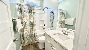 Shower, towels, soap, shampoo - Cast A Wave | Steps to Beach & Pool (Corolla)