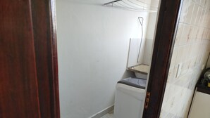 Un baño pequeño y funcional con inodoro blanco, lavamanos y espejo.