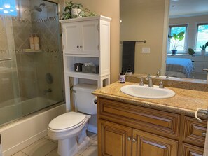 Haartrockner, Handtücher, Seife, Toilettenpapier