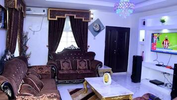 Lecteur de DVD, table de tennis de table, médiathèque, chaîne hi-fi