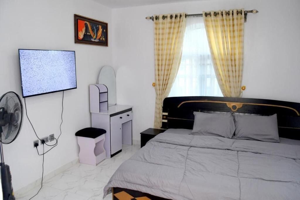 3 bedrooms, iron/ironing board, WiFi, bed sheets