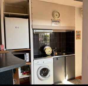 Een koelkast, een magnetron, een broodrooster