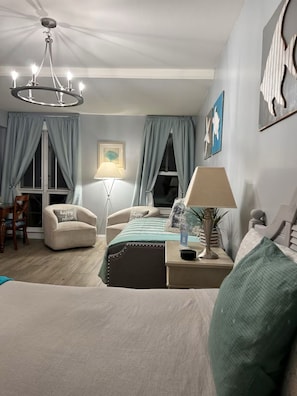 Tabla de planchar con plancha, wifi y ropa de cama