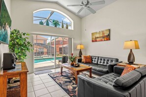 Ferienhaus, Mehrere Betten, Poolzugang, Poolblick (Sunkist Getaway) | Wohnbereich | 42-Zoll-Flachbildfernseher mit Digitalempfang