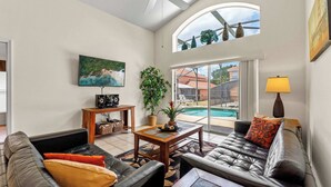House, Berbilang Katil, Pool Access, Pool View (Sunkist Getaway) | Ruang tamu | 42 inci televisyen skrin rata dengan digital 