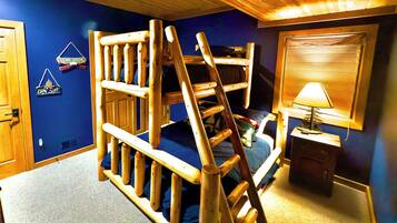4 bedrooms, desk, iron/ironing board, travel cot
