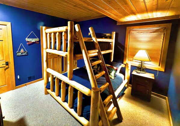 4 chambres, bureau, fer et planche à repasser, lit de bébé portatif