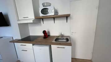 Réfrigérateur, micro-ondes, lave-vaisselle, cafetiÚre/bouilloire