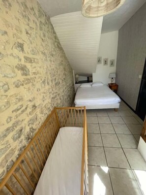 2 bedrooms, iron/ironing board, travel cot, free WiFi