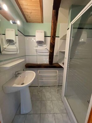 Douche, serviettes fournies