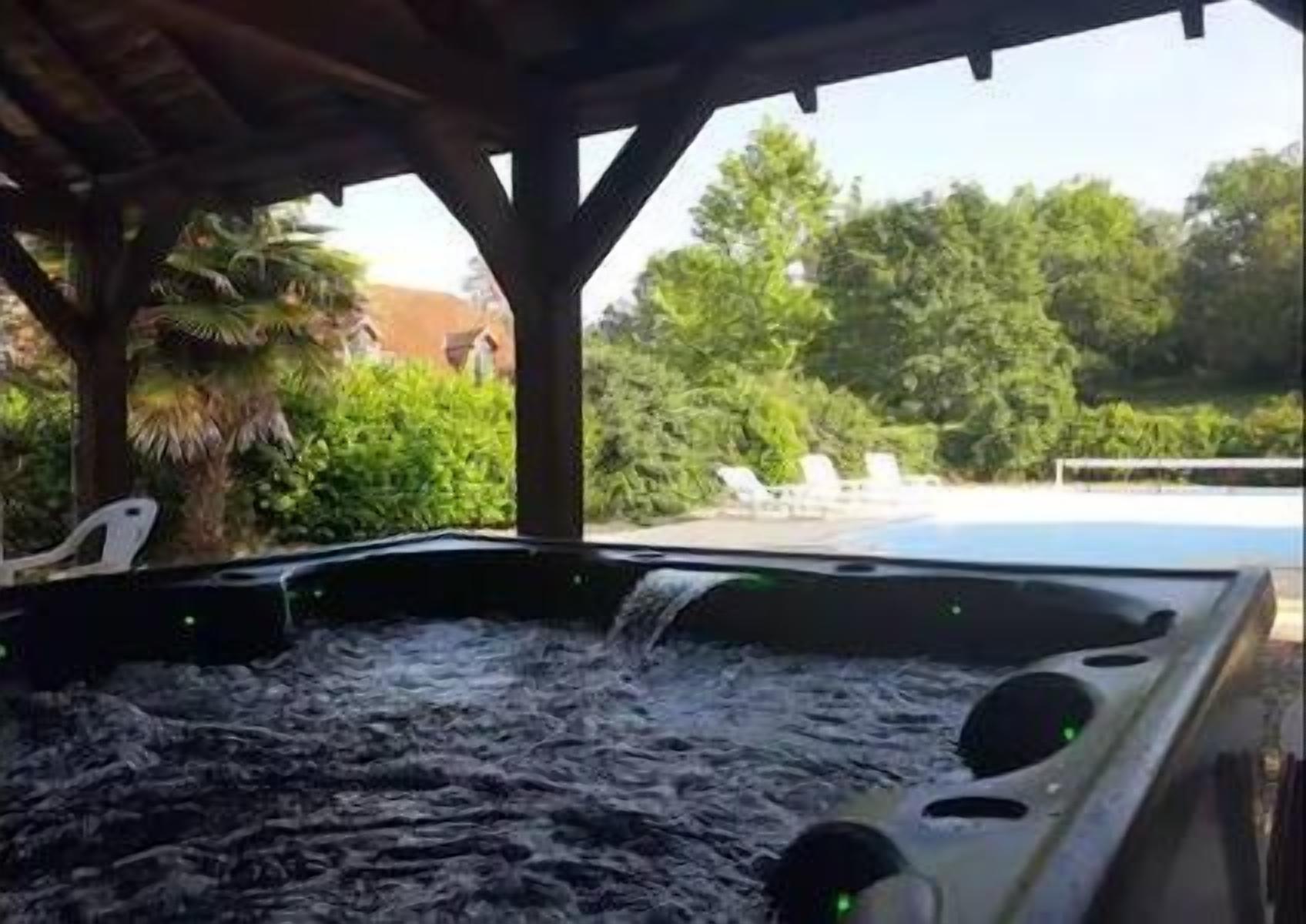 Outdoor spa tub
