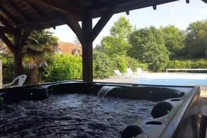 Outdoor spa tub - ⭐ Large family home for 15 people - Swimming Pool & Jacuzzi (MARTEL)