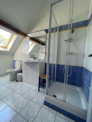 Een douche, handdoeken