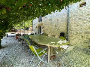 Outdoor dining - ⭐ Large family estate - Swimming pool, jacuzzi - Ideal for groups, sleeps 26 (MARTEL)