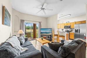 Maison en rangée, Plusieurs lits, patio (Sunrise on Capri at Regal Palms) | Aire de séjour | Téléviseur à écran plat de 42 po avec télévision numérique