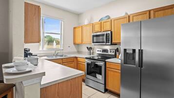 Townhouse, Beberapa Tempat Tidur, patio (Sunrise on Capri at Regal Palms) | Dapur pribadi | Lemari es, microwave, oven, dan kompor