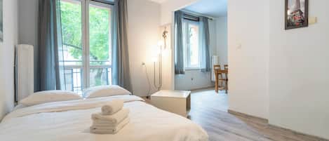 Tabla de planchar con plancha, wifi y ropa de cama