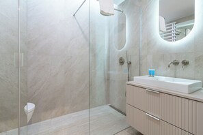 Dusche, Haartrockner, Handtücher