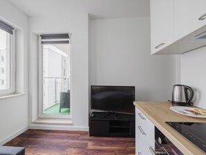 Fridge, oven, stovetop - Warta River Cozy Vibe Studio (Poznan)