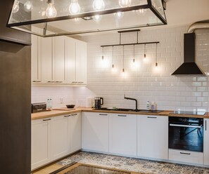 Fridge, oven, stovetop, dishwasher