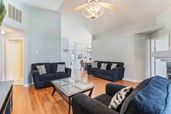 Maison, Plusieurs lits, accÚs à la piscine, vue sur la piscine (The Davenport Lakes Retreat) | Aire de séjour | Téléviseur à écran plat de 42 po avec télévision numérique