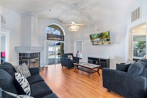 Maison, Plusieurs lits, accÚs à la piscine, vue sur la piscine (The Davenport Lakes Retreat) | Aire de séjour | Téléviseur à écran plat de 42 po avec télévision numérique