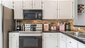 House, Multiple Beds, Pool Access, Pool View (The Davenport Lakes Retreat) | Private kitchen | Fridge, microwave, oven, stovetop