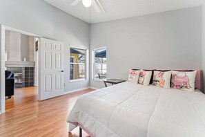 独立别墅, 多张床, 使用泳池, 泳池景观 (The Davenport Lakes Retreat) | 4 多间卧室、特色装修、特色家居、床单