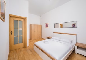 1 habitación, tabla de planchar con plancha, wifi y ropa de cama