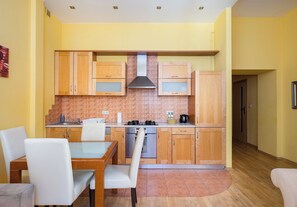 Fridge, oven, stovetop, dishwasher