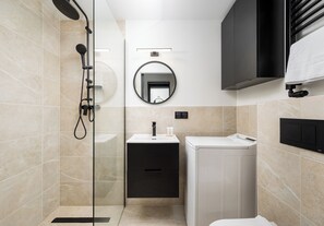Douche, séchoir à cheveux, serviettes fournies, savon