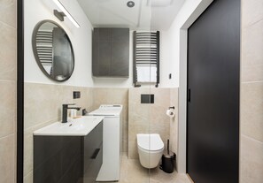 Douche, sèche-cheveux, serviettes fournies, savon