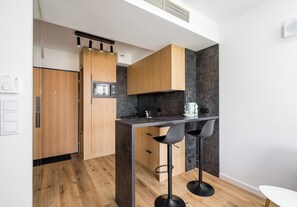 Réfrigérateur, micro-ondes, plaque de cuisson, lave-vaisselle