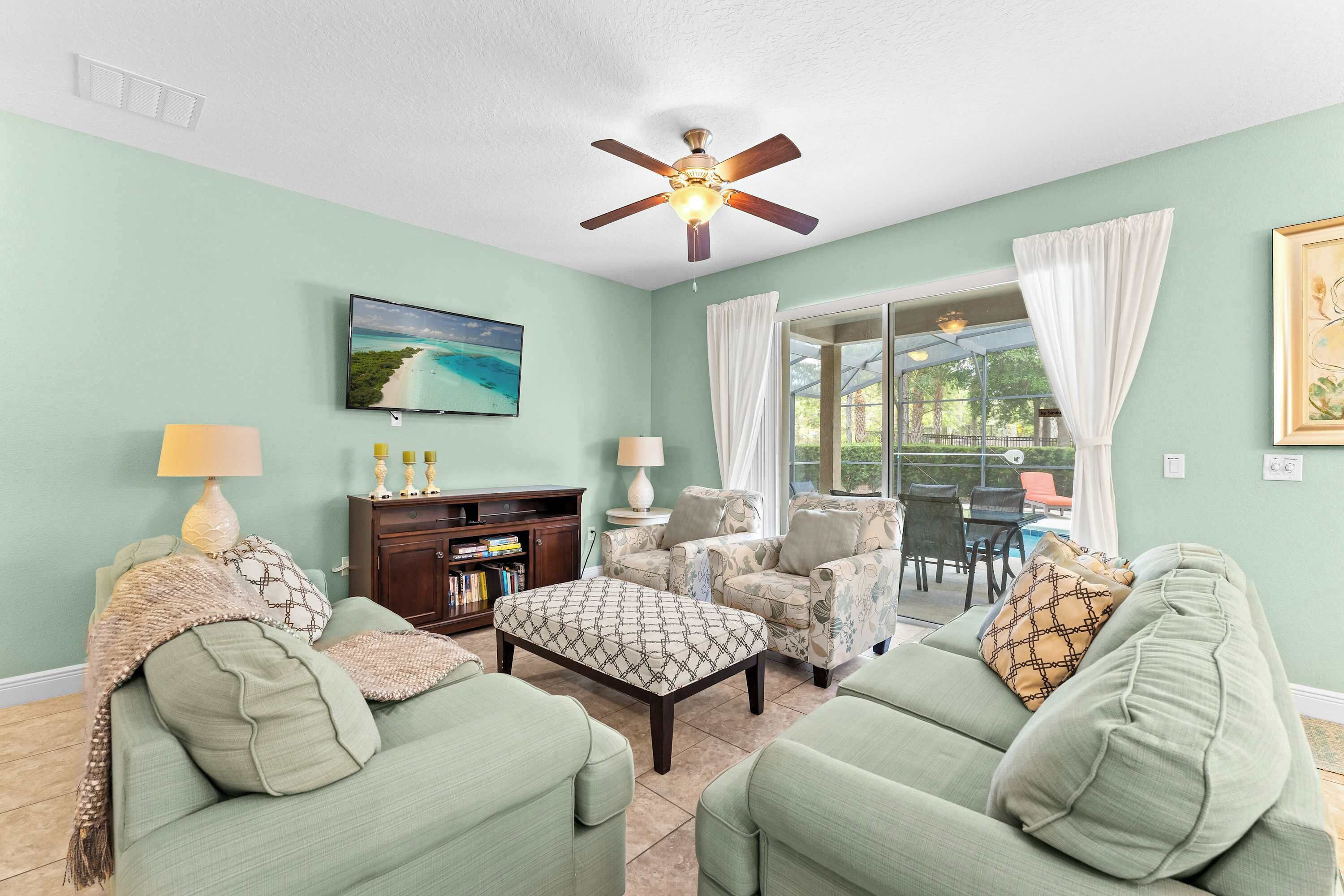 獨棟房屋, 多張床, 可使用泳池, 泳池景  觀 (The Magic Hideaway at Solterra) | 起居區 | 42-吋平面電視，提供數位頻道