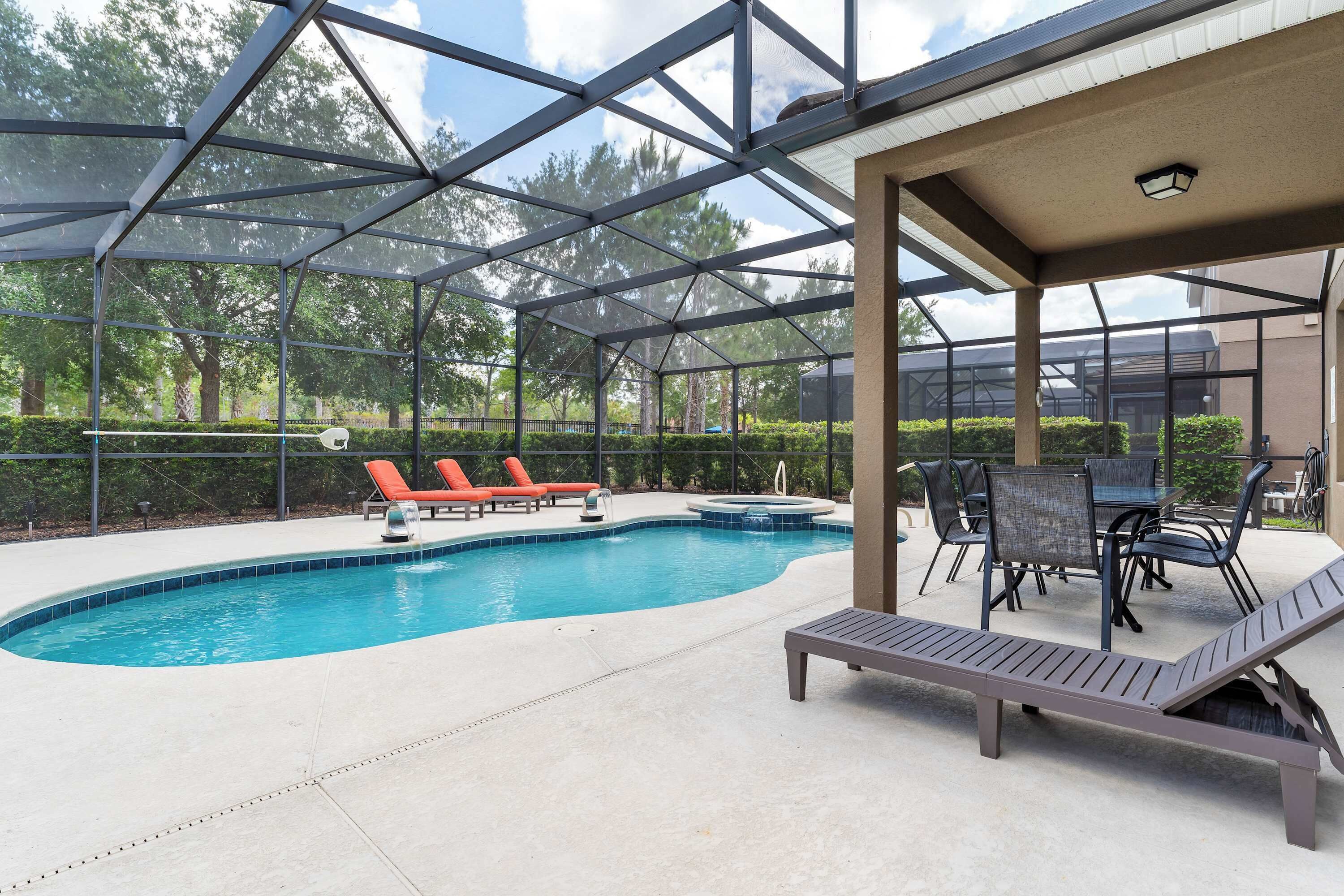 Une piscine avec des chaises longues et un espace patio couvert.