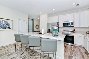 Fridge, microwave, oven, stovetop - Tropical Vibes (Kissimmee)