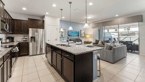 Casa geminada, várias camas, acesso à piscina, vista para a cidade (Windsor Grand Retreat) | Cozinha privada | Geladeira, micro-ondas, fogão, cooktop