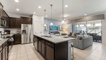 Townhouse, Beberapa Tempat Tidur, kolam renang pribadi, pemandangan kebun (Windsor Grand Retreat) | Dapur pribadi | Lemari es, microwave, oven, dan kompor