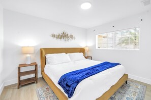 6 Schlafzimmer, Schreibtisch, Bügeleisen/Bügelbrett, Reisekinderbett