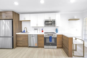 Kühlschrank, Mikrowelle, Ofen, Herdplatte