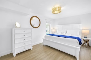 6 habitaciones, escritorio y tabla de planchar con plancha