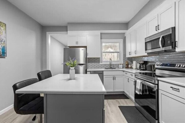 Mikrobølgeovn, ovn, kokeplater og oppvaskmaskin