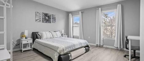 4 habitaciones, tabla de planchar con plancha, wifi y ropa de cama