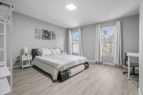 Pittsburgh Getaway! 4 bedroom house, 5 minutes to PNC Park & Acrisure stadium. 