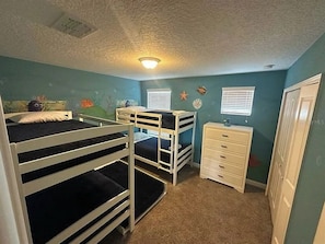 5 Schlafzimmer, Schreibtisch, Bügeleisen/Bügelbrett, Reisekinderbett