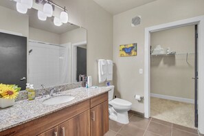 Combined shower/tub, free toiletries, hair dryer, towels - Private Ensuite Near The Pearl (San Antonio)