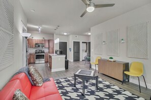 En 45-tommers smart-TV med digitale kanaler samt Netflix