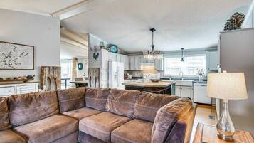 Smart-TV, Kamin, Tischtennisplatte, Arbeitsbereiche