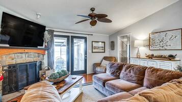 Smart TV, chimenea, mesa de ping pong, oficina