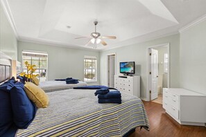 4 habitaciones, escritorio y tabla de planchar con plancha